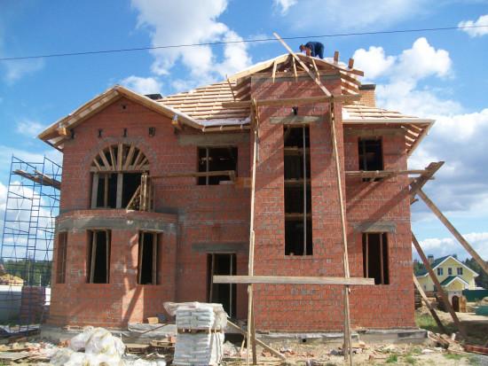 Превью статьи «Преимущества строительства дома из кирпича»